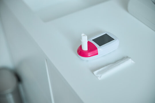 Digital spirometer applied by healthcare workers for detecting pulmonary diseases