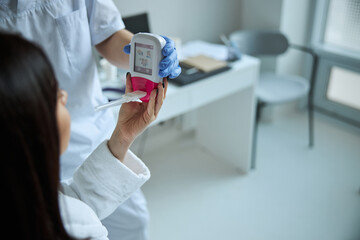 Patient receiving a spirometer from the physician hands