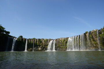 Fototapeta premium 夏に涼しさを感じる滝