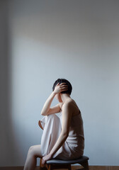 Obraz premium 顔を隠した女性のポートレート