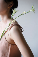 花と女性の肩