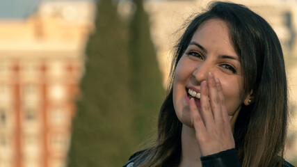 Mujer joven feliz sonriendo 