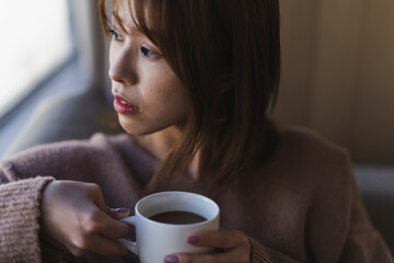 コーヒーを飲む女性