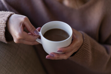 コーヒーを飲む女性