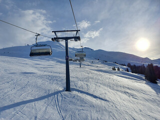 Skilift in Schweizer Alpen an einem sonnigen Morgen