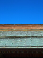 寺の手水舎と早春の青空