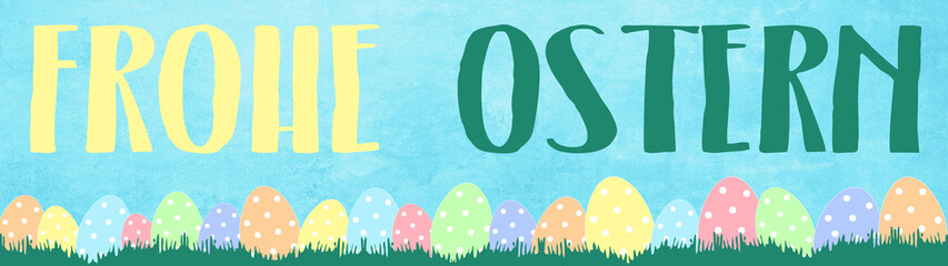 Frohe Ostern Panorama Banner Grußkarte - Viele bunt bemalte Ostereier und Lettering Text auf Wiese Hintegrund blauer Himmel Textur
