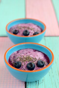 vegan blueberry chia smoothie bowl with acai powder
