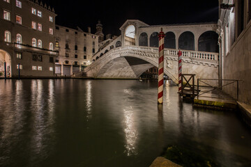 Fototapeta na wymiar Venice night view of the Rialto bridge over the Grand Canal with the lights reflected on the water