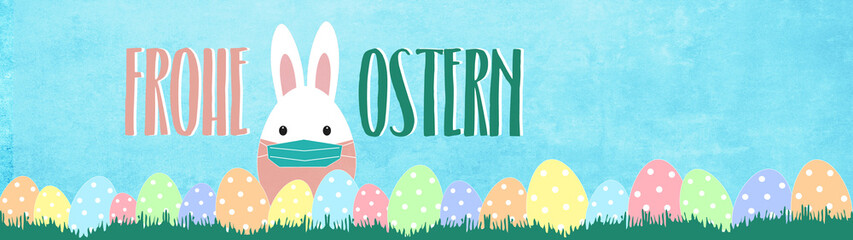 CORONAVIRUS: Frohe Ostern Panorama Banner Grußkarte - Osterhase mit Mundschutzmaske, viele bunt bemalte Ostereier und Lettering Text auf Wiese Hintegrund blauer Himmel Textur