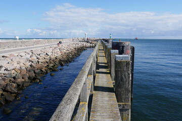 Obraz premium Holzsteg neben Damm in Warnemünde