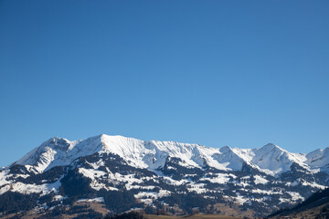 Fototapeta na wymiar schneebedeckter Bergkamm mit verschiedenen verschneiten Gipfel aus dem Berner Oberland im Simmental