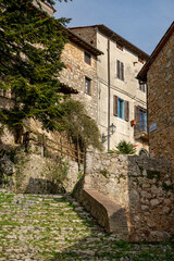 La scalinata che porta all'ingresso di Monteggiori. Monteggiori è un borgo medievale arroccato sulle colline nel comune di Camaiore in Toscana.