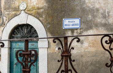 Fototapeta na wymiar Un dettaglio della piazza principale di Monteggiori. Monteggiori è un borgo medievale arroccato sulle colline nel comune di Camaiore in Toscana.