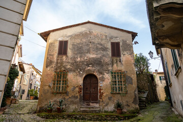 Fototapeta premium Uno scorcio nel centro di Monteggiori. Monteggiori è un borgo medievale arroccato sulle colline nel comune di Camaiore in Toscana.