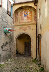 L'antica porta di ingresso Monteggiori. Monteggiori è un borgo medievale arroccato sulle colline nel comune di Camaiore in Toscana.