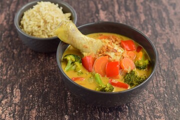 Homemade chicken curry with carrot, broccoli and red bell pepper. Served with brown rice