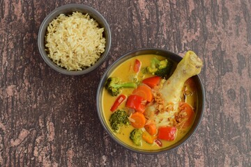 Homemade chicken curry with carrot, broccoli and red bell pepper. Served with brown rice