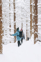 Naklejka premium A group of friends during a winter hiking trip. Active family holidays during the Christmas holidays.The winter lifestyle.Individual winter adventures.local travel