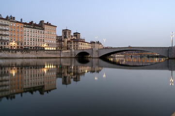 Obraz premium Berges de la Saône à Lyon à l'aube