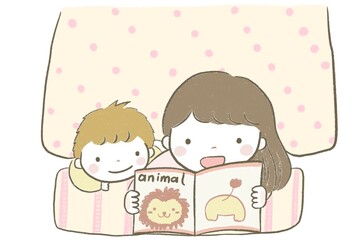 お布団で子供に絵本を読み聞かせするお母さん