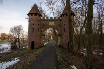 Fototapeta na wymiar Sieglitzer Tor , historischer Zugang zum Sieglitzer Waldpark