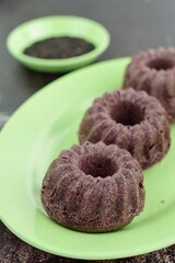 Steamed black glutinous rice cake
