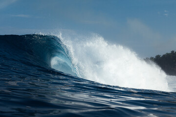 ola rompiendo en el mar durante un día de verano en la playa	