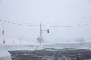 冬の交差点と着雪で見えにくくなった信号機