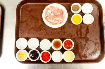 Bandeja com ingredientes tradicionais de comida coreana