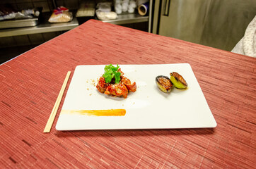 Comida tradicional coreana disposta na mesa