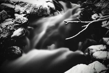 Crédence de cuisine en verre imprimé Noir et blanc Moody longue exposition photo d& 39 eau douce s& 39 écoulant sur le bois et les rochers