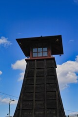 岐阜県岐阜市川原町古い町並み　晴れた空と川の灯台