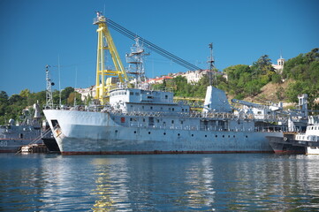 Naklejka premium Ships in the bay of Crimea