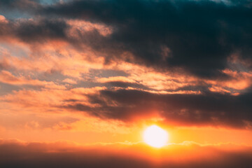 Fototapeta premium Sunset Cloudy Sky With Fluffy Clouds. Sunset Sky Natural Background. Sunrays, sunray, ray, Dramatic Sky. Sunset In Yellow, Orange, Pink Colors