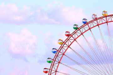 遊園地のカラフルな観覧車