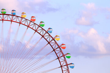 遊園地のカラフルな観覧車