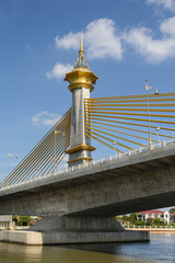 Puente Maha Chesadabodindranusorn sobre el rio Chao Phraya en Nonthaburi, Bangkok ,Tailandia
