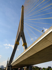 Naklejka premium Vista diurna del puente Rama VII: El puente Rama VIII es un puente atirantado que cruza el río Chao Phraya, en Bangkok, Tailandia. 