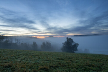 Obraz premium foggy morning in the moutains