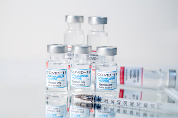 注射器とCOVIC-19(新型コロナウィルス)用ワクチンのイメージ