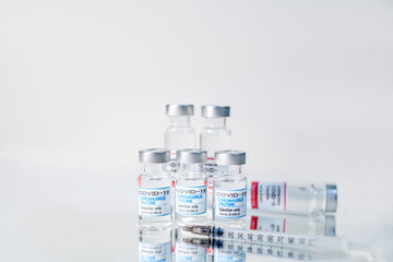 注射器とCOVIC-19(新型コロナウィルス)用ワクチンのイメージ