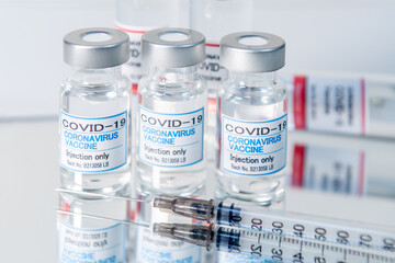 注射器とCOVIC-19(新型コロナウィルス)用ワクチンのイメージ