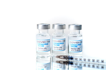 注射器とCOVIC-19(新型コロナウィルス)用ワクチンのイメージ