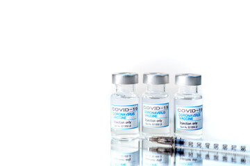 注射器とCOVIC-19(新型コロナウィルス)用ワクチンのイメージ