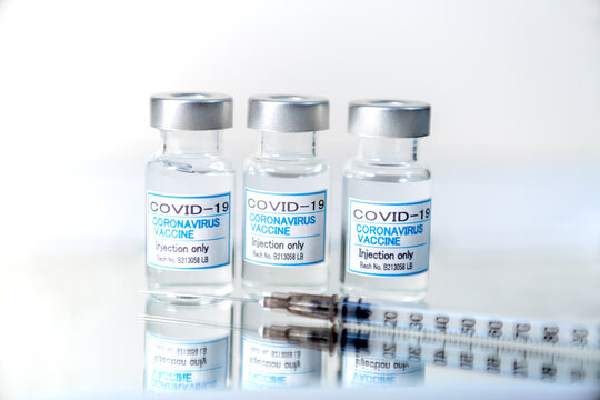 注射器とCOVIC-19(新型コロナウィルス)用ワクチンのイメージ