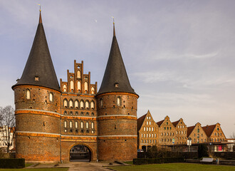 Fototapeta na wymiar Holstentor und historische Salzspeicher in Lübeck