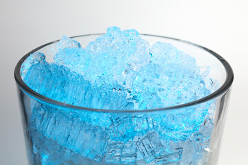 Wasser ist zu kleinen Eiskristallen gefroren die übereinander liegen.