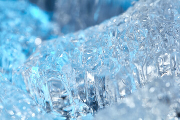 Wasser ist zu kleinen Eiskristallen gefroren die übereinander liegen.