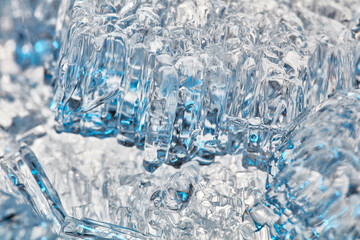 Wasser ist zu kleinen Eiskristallen gefroren die übereinander liegen.
